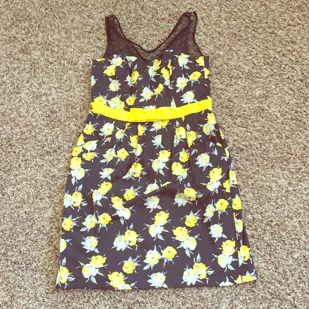 Cute yellow roses mini dress w pockets & mesh top!